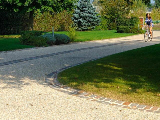 Allées de jardins et abords de maisons