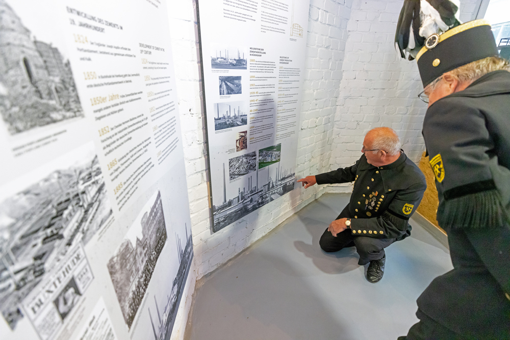Die Ausstellung gewährt tiefe Einblicke in die Geschichte des Baustoffes Zement. (Foto: prinzmediaconcept.de)